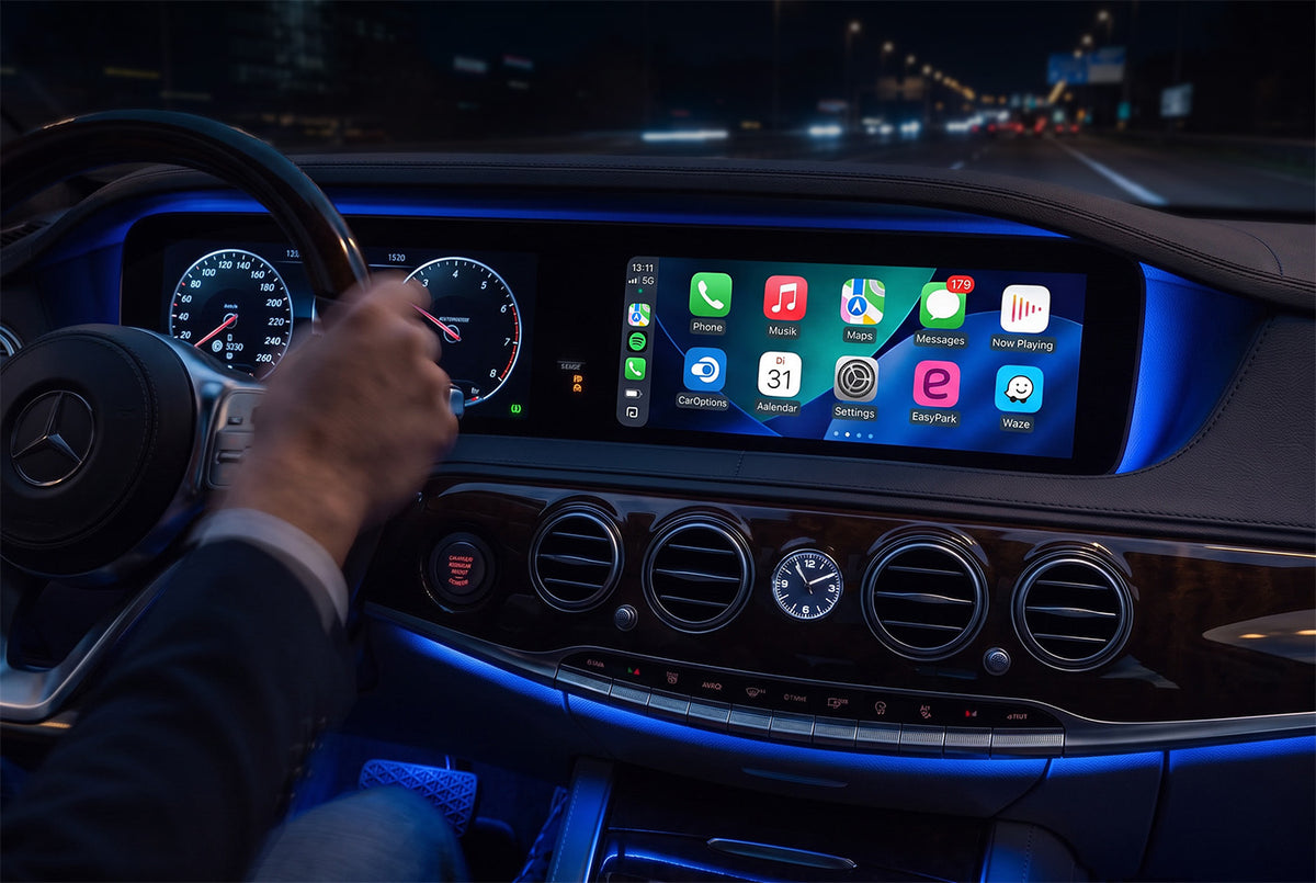 Fahrzeuginnenraum mit Apple CarPlay auf dem originalen Infotainment-Bildschirm